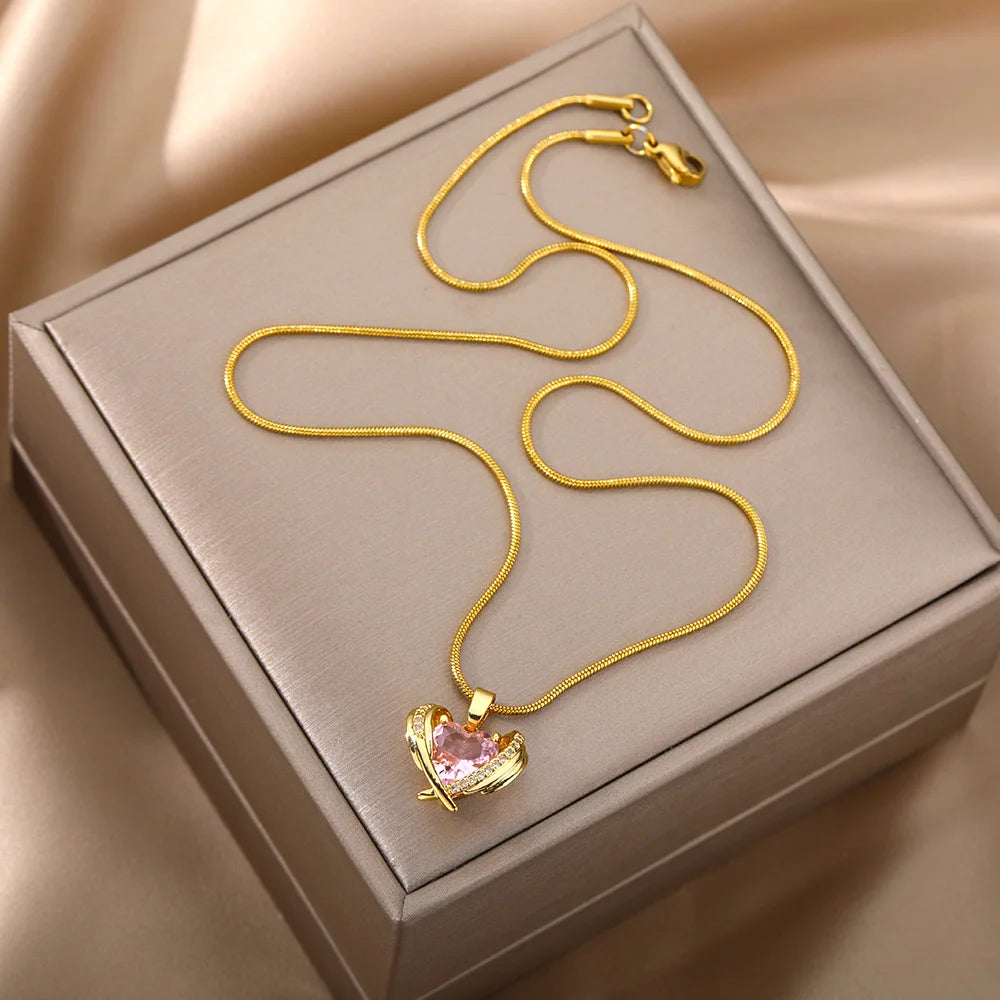 Colar Pingente Coração com Asas em Aço Inoxidável