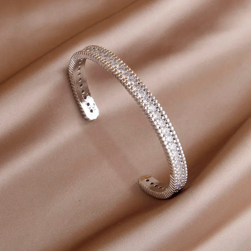 Pulseira Elegante de Zircônia com Nó de Luxo