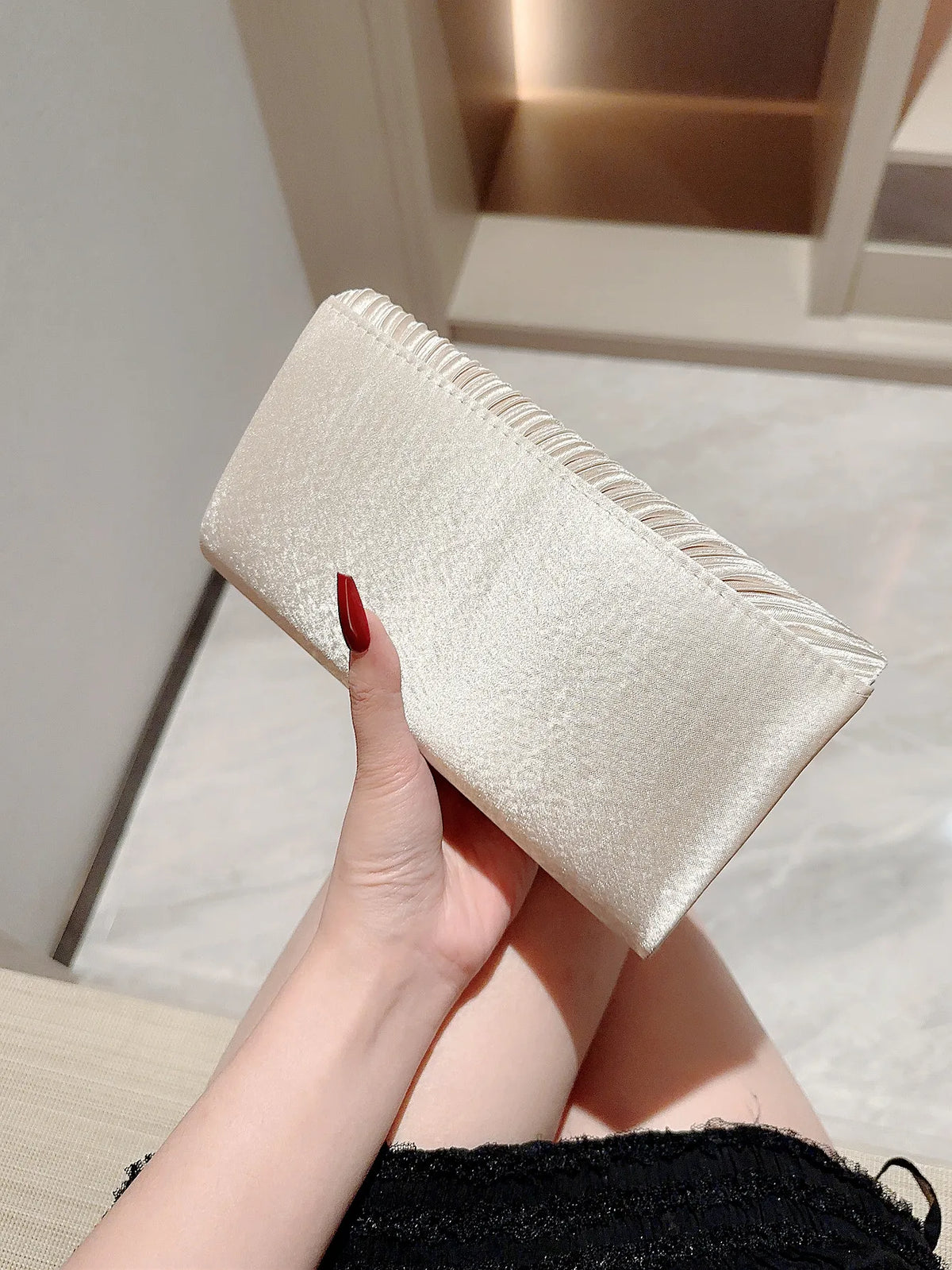 Clutch Elegante Plissada com Detalhe Metálico
