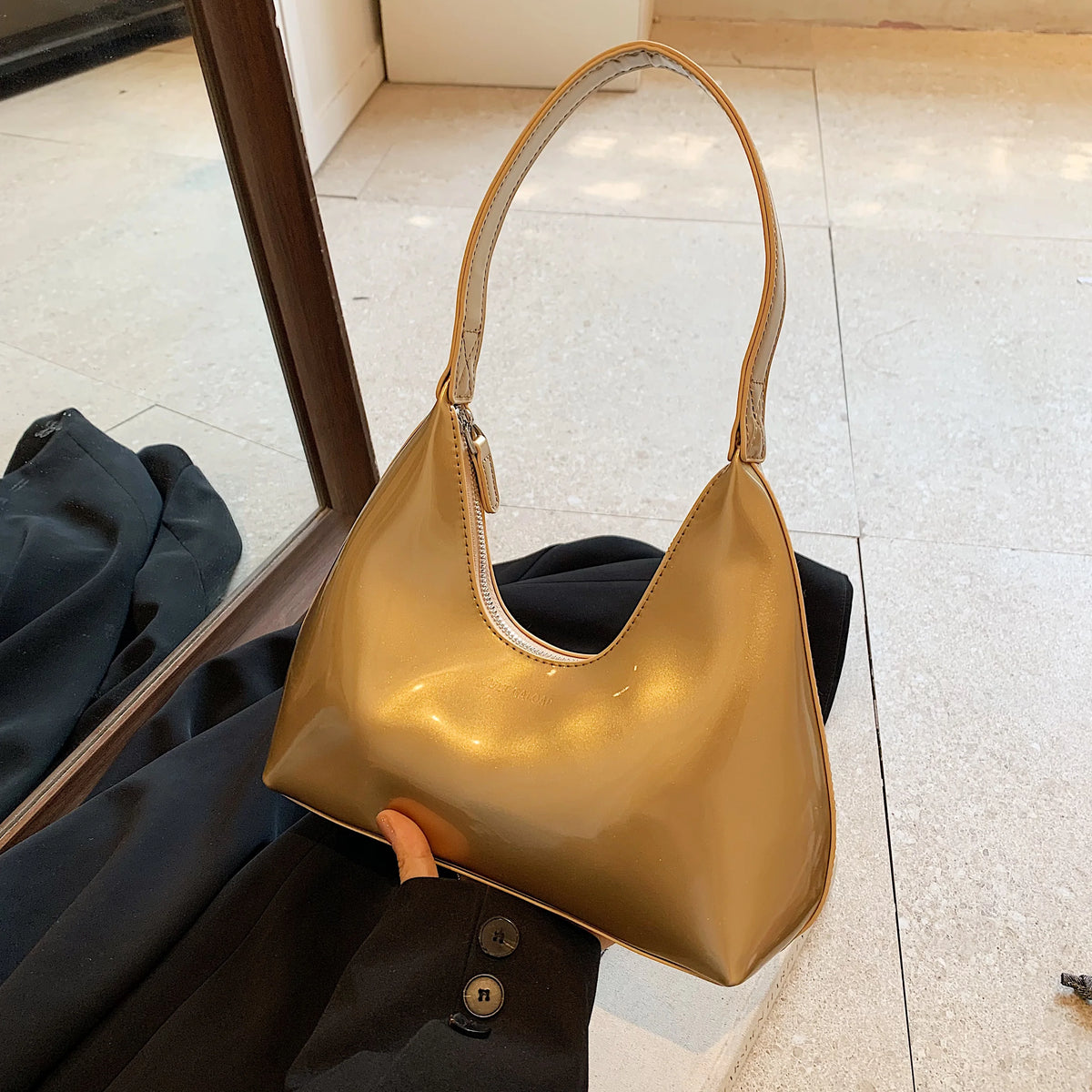 Esta é uma bolsa de couro, tendência elegante e de alta qualidade, adequada para compras e namoro