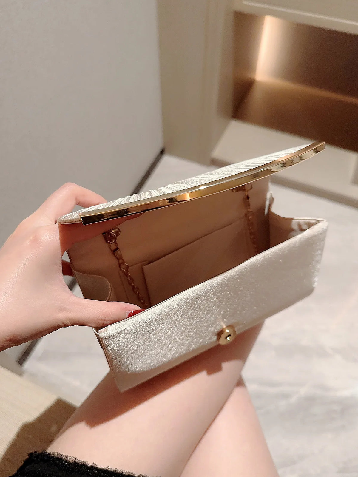 Clutch Elegante Plissada com Detalhe Metálico
