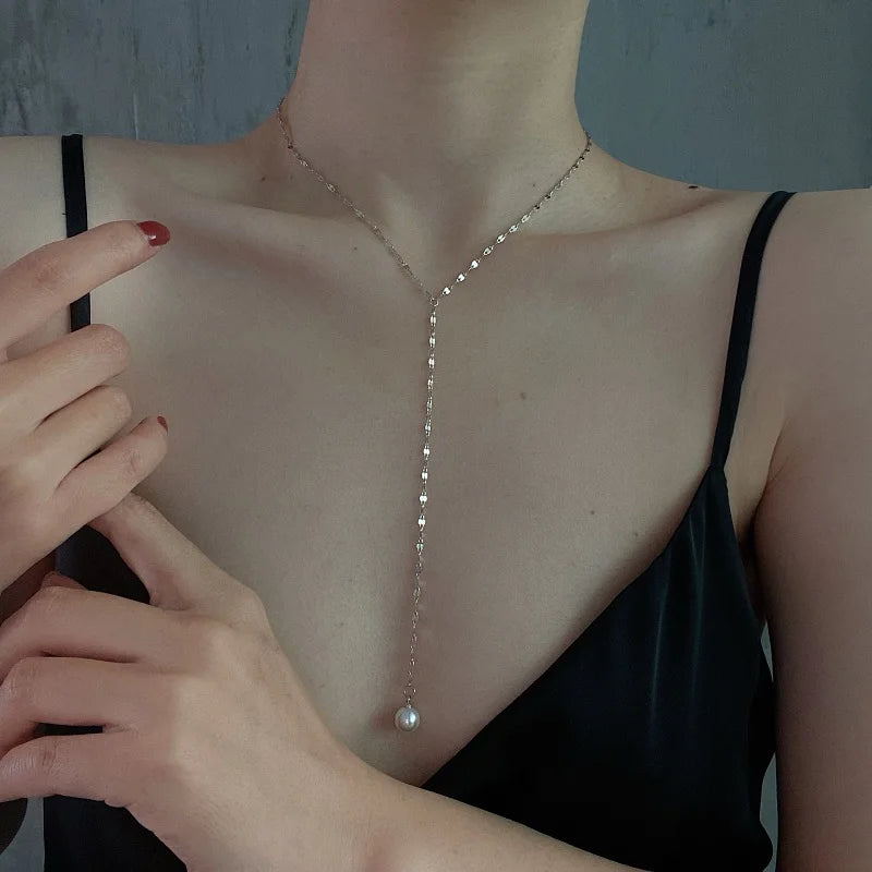 Colar Elegância Dourada com Pérolas