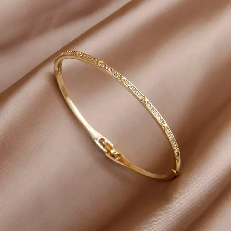Pulseira Elegante de Zircônia com Nó de Luxo
