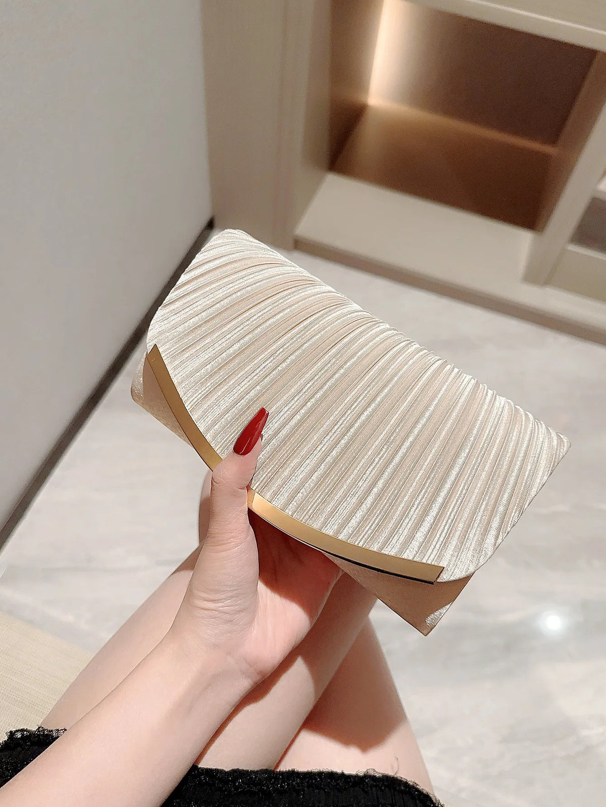 Clutch Elegante Plissada com Detalhe Metálico