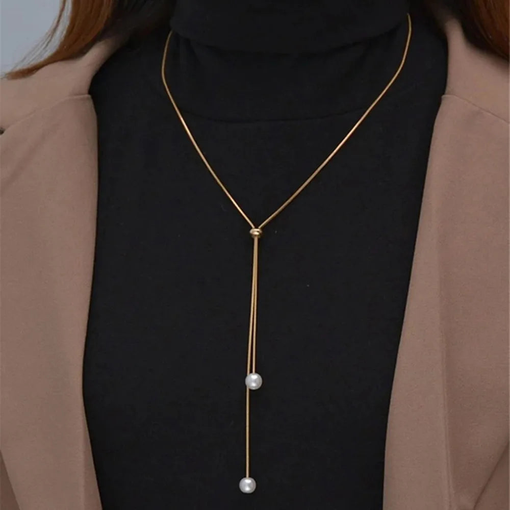 Colar Elegância Dourada com Pérolas