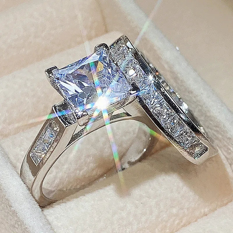 Anel Majestoso de Prata Esterlina 925 com Zircão