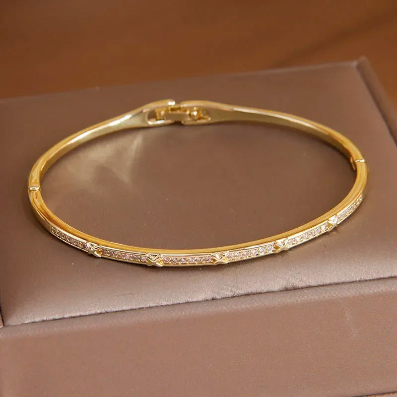 Pulseira Elegante de Zircônia com Nó de Luxo