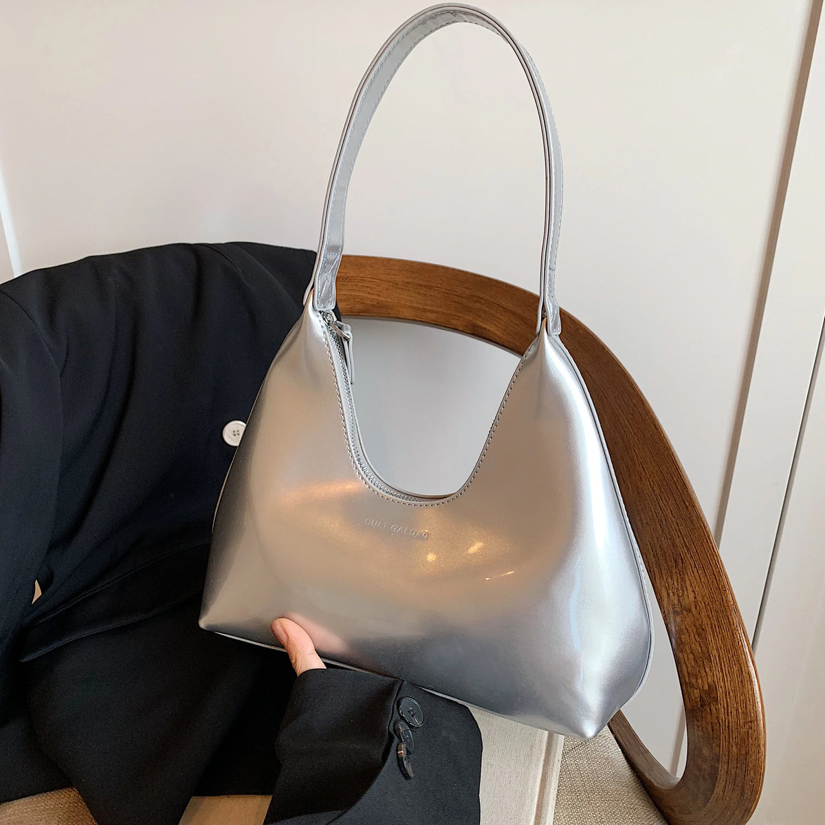 Esta é uma bolsa de couro, tendência elegante e de alta qualidade, adequada para compras e namoro