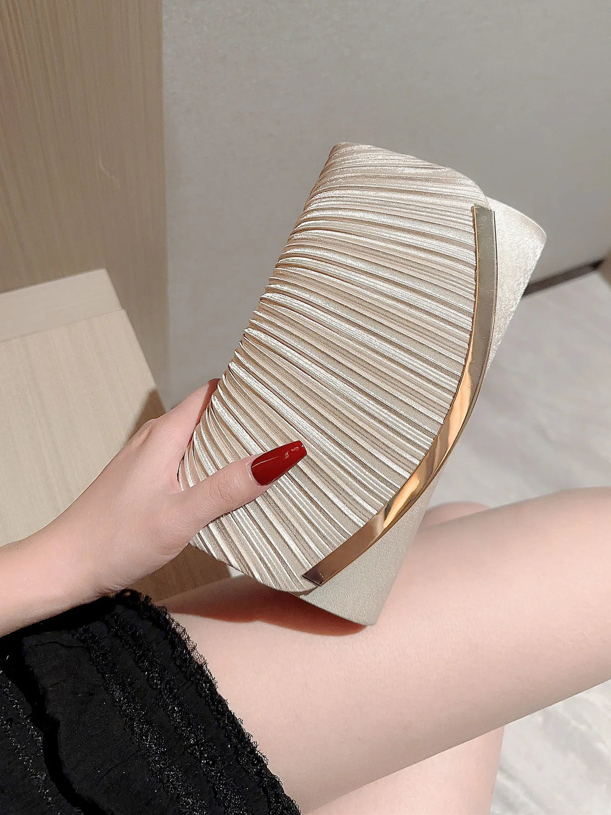 Clutch Elegante Plissada com Detalhe Metálico
