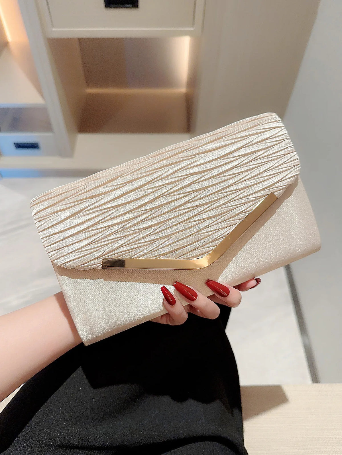 Clutch Luxuosa com Corrente e Design Diamante