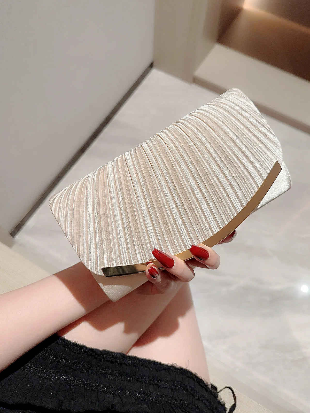 Clutch Elegante Plissada com Detalhe Metálico