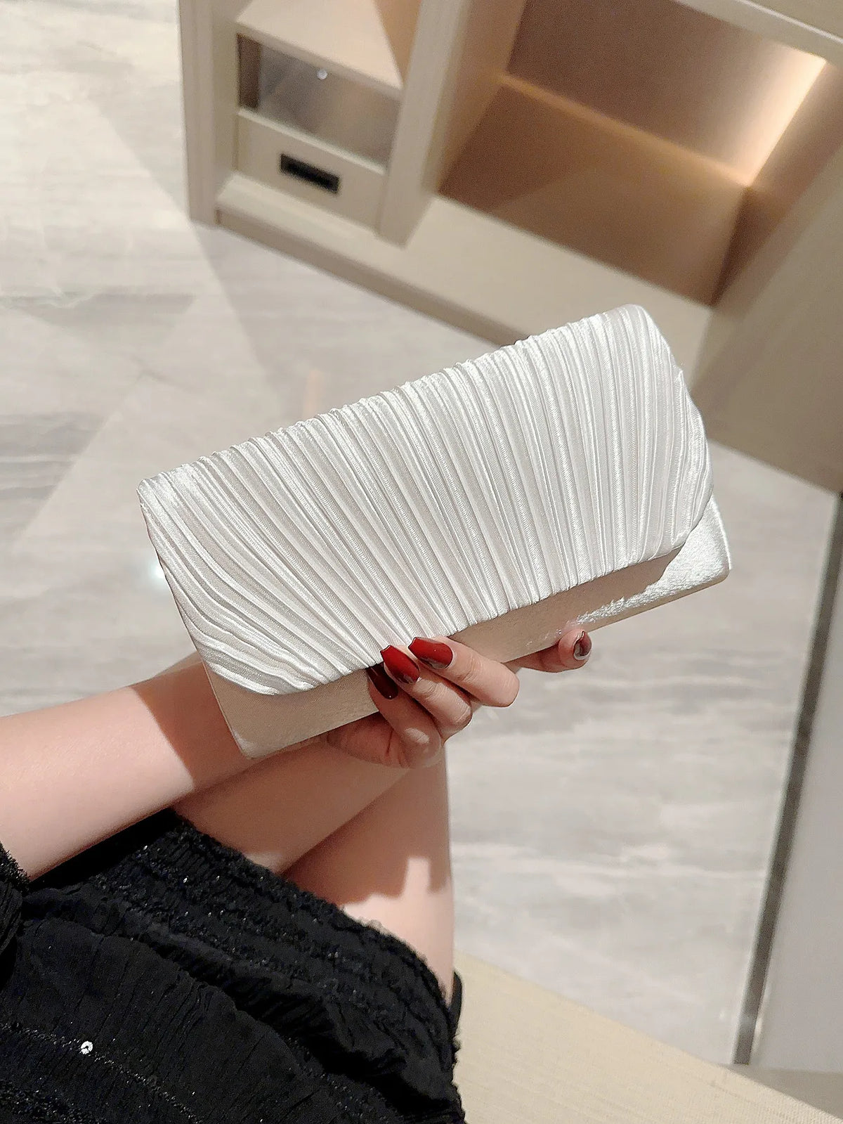 Bolsa de Cetim Plissada com Strass Linda Top