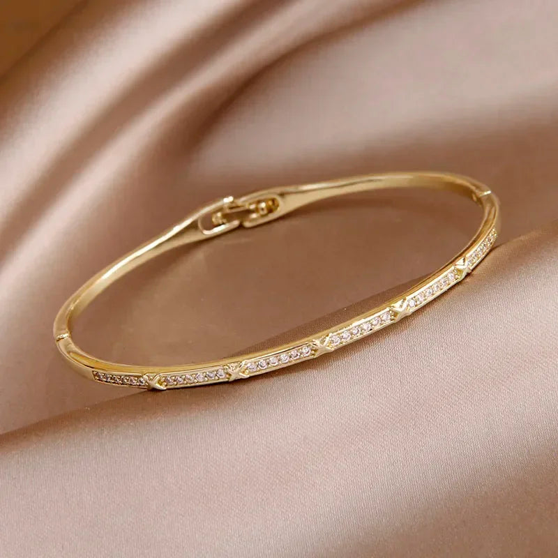 Pulseira Elegante de Zircônia com Nó de Luxo