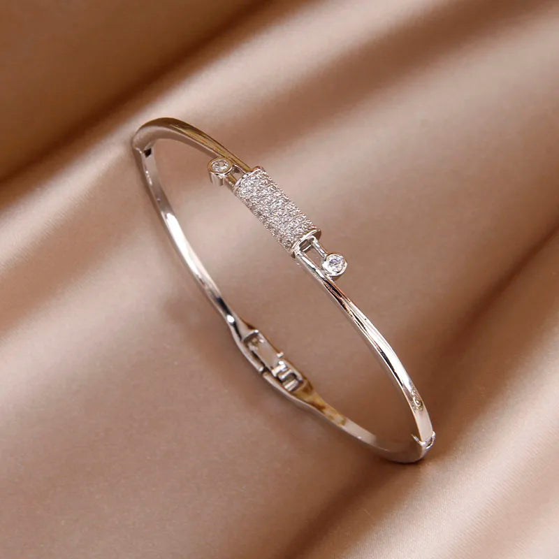 Pulseira Elegante de Zircônia com Nó de Luxo
