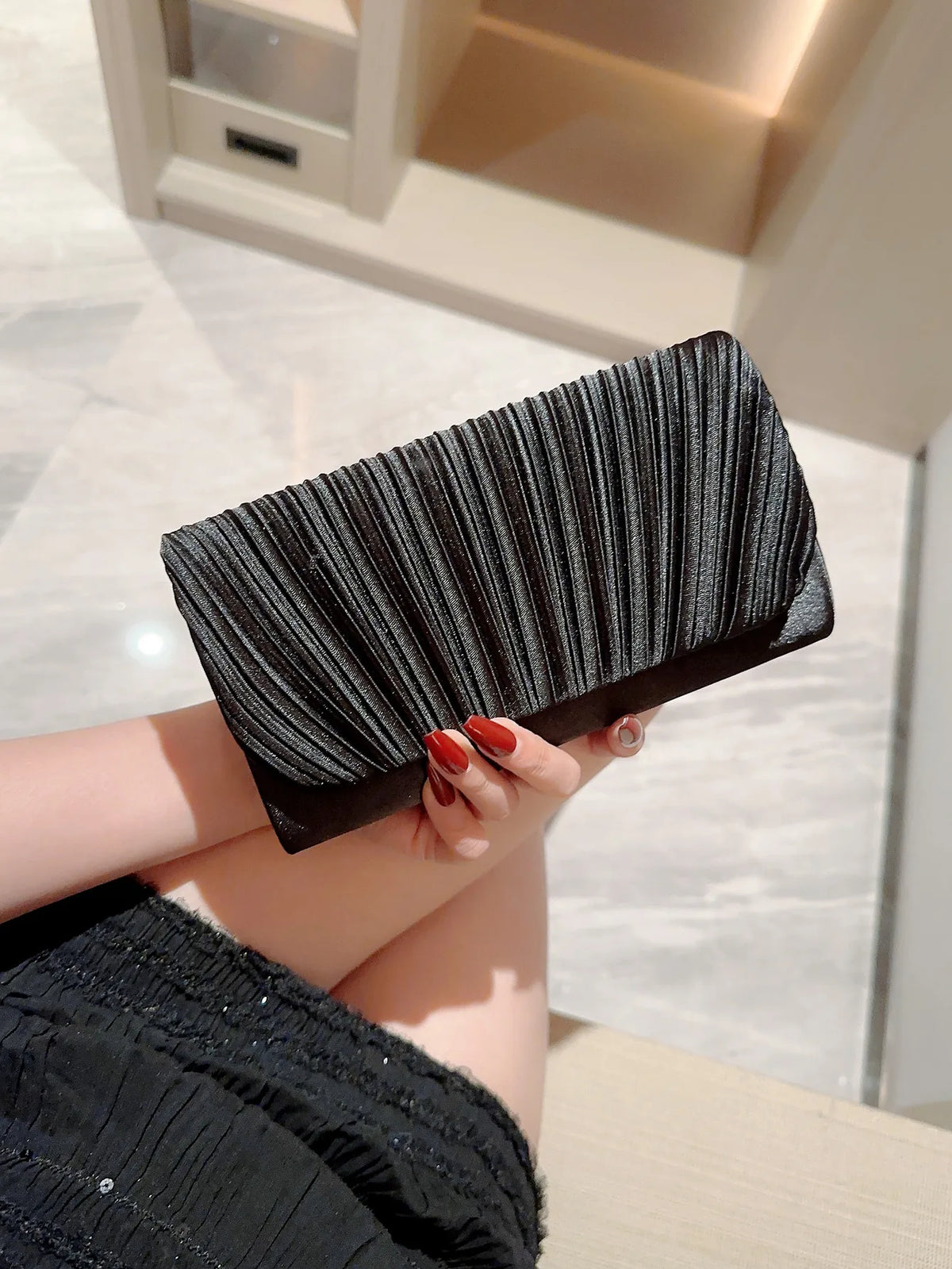 Bolsa de Cetim Plissada com Strass Linda Top