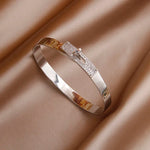 Pulseira Elegante de Zircônia com Nó de Luxo