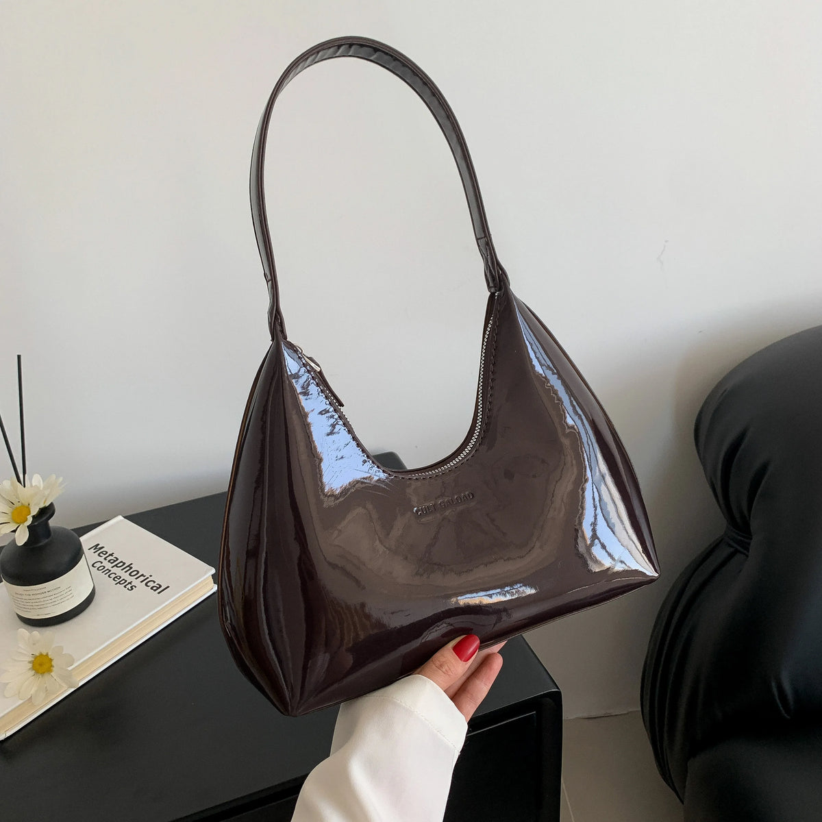 Esta é uma bolsa de couro, tendência elegante e de alta qualidade, adequada para compras e namoro