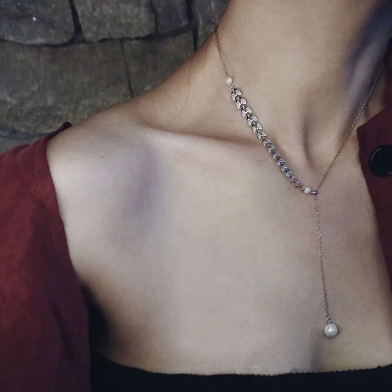 Colares de pérolas simples para mulheres, pendão longo, design puxado, correntes de clavícula, joia da moda, cor dourada
