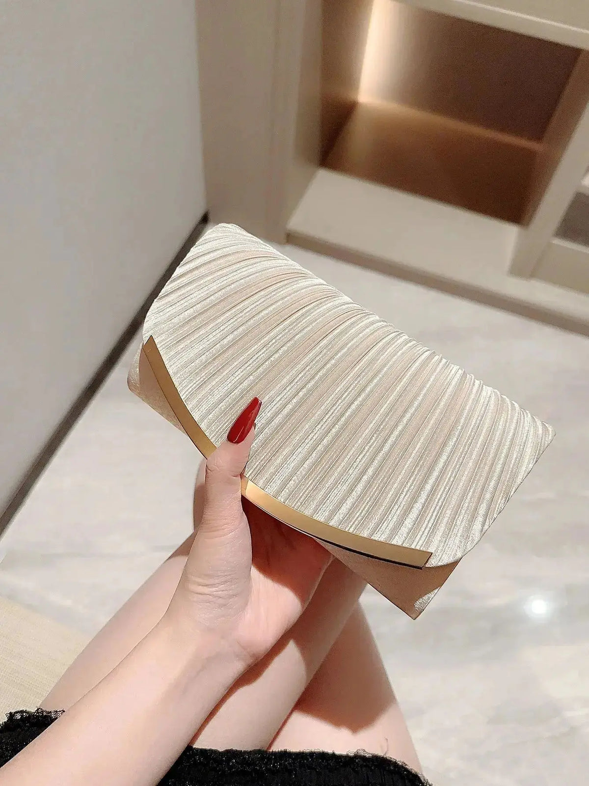 Clutch Elegante Plissada com Detalhe Metálico