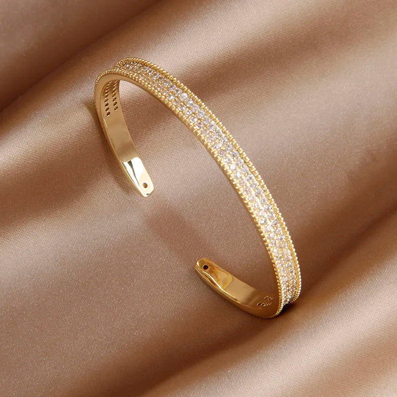 Pulseira Elegante de Zircônia com Nó de Luxo