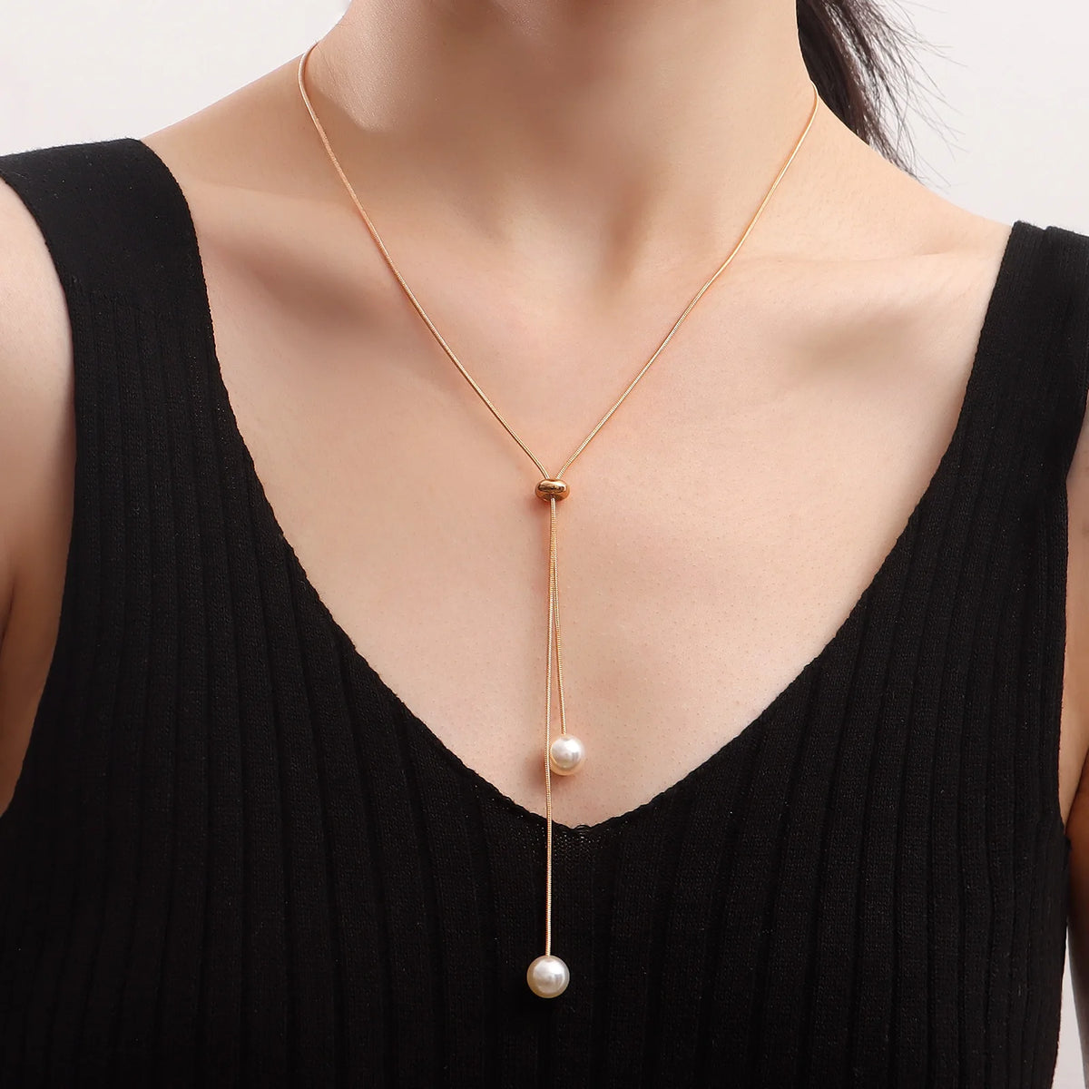Colar Elegância Dourada com Pérolas