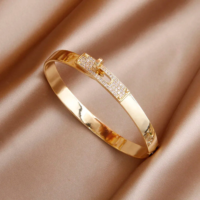 Pulseira Elegante de Zircônia com Nó de Luxo