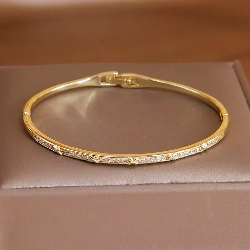 Pulseira Elegante de Zircônia com Nó de Luxo