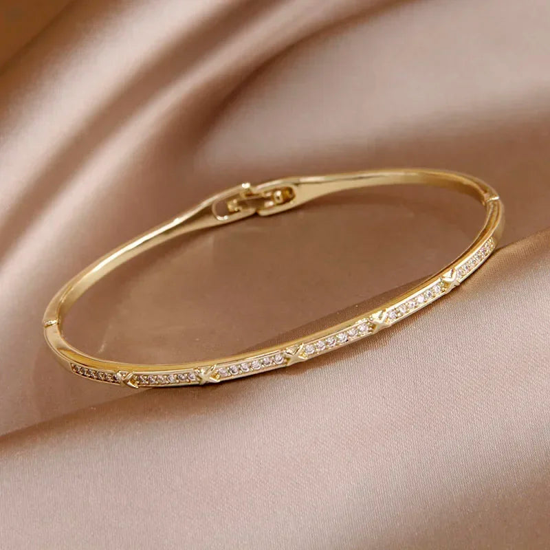 Pulseira Elegante de Zircônia com Nó de Luxo
