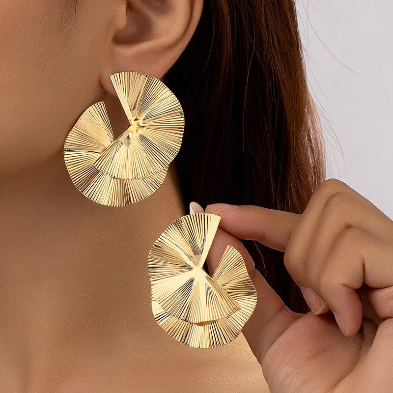 Brincos Esculturais Linda Top: Elegância e Personalidade