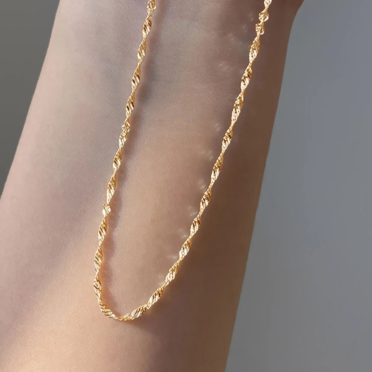 Colar de corrente fina de aço inoxidável banhado a ouro requintado para mulheres estilo simples corrente de clavícula joias femininas