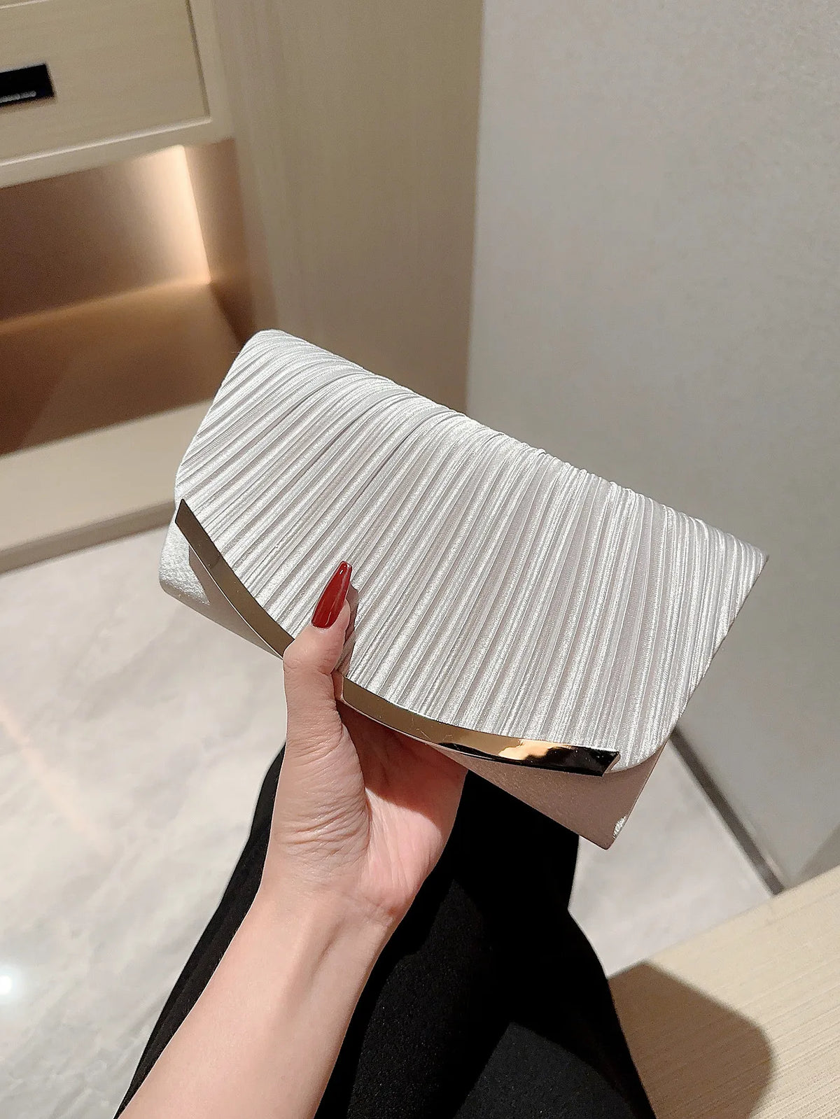 Clutch Elegante Plissada com Detalhe Metálico