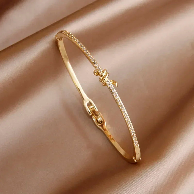 Pulseira Elegante de Zircônia com Nó de Luxo