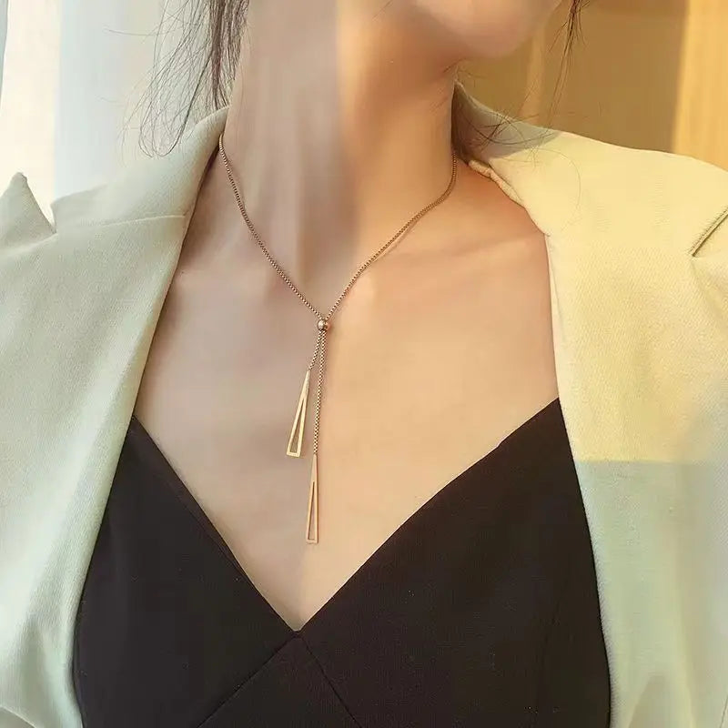 Colar Elegância Dourada com Pérolas