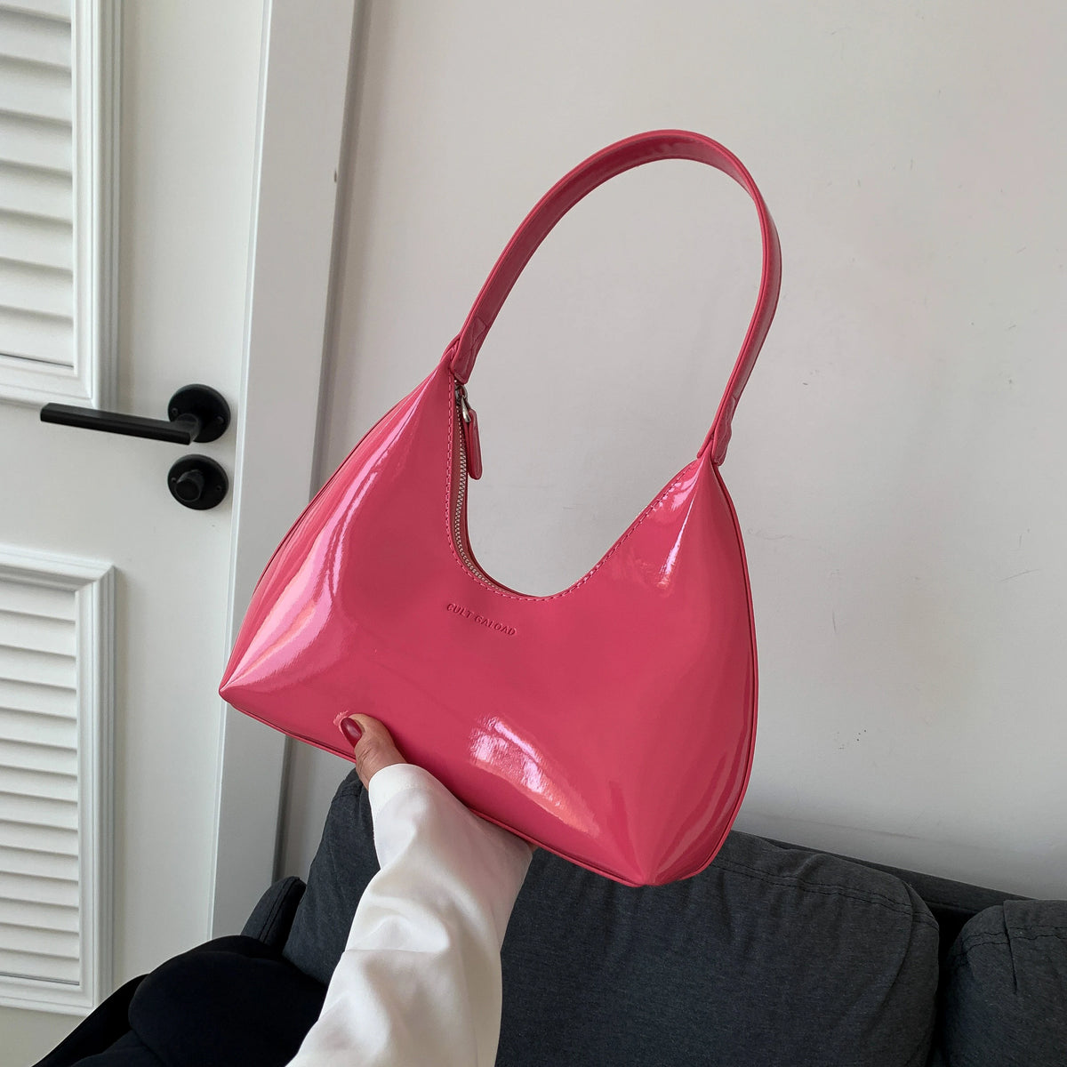Esta é uma bolsa de couro, tendência elegante e de alta qualidade, adequada para compras e namoro