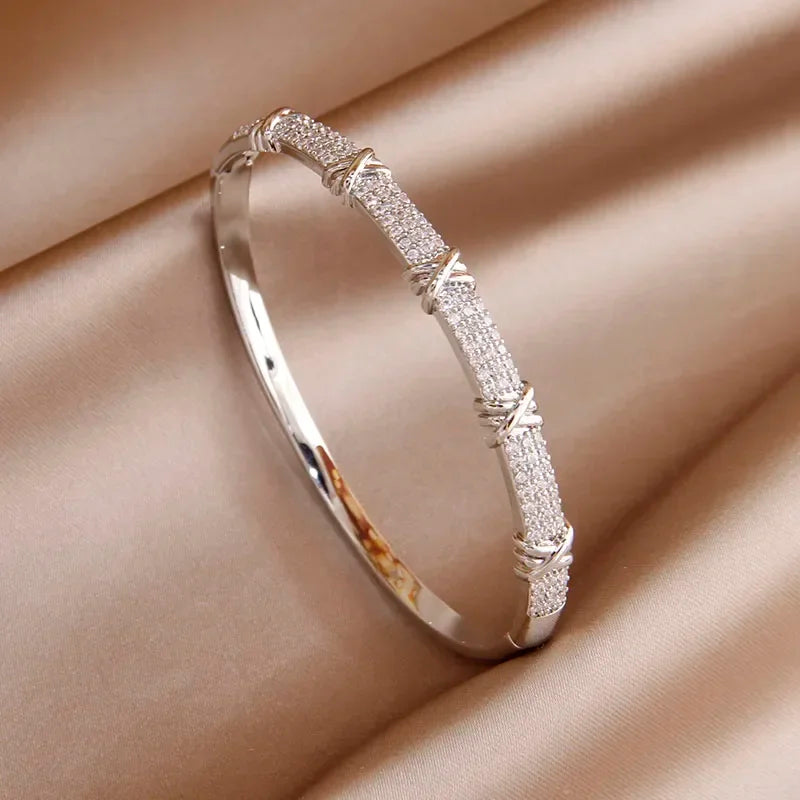 Pulseira Elegante de Zircônia com Nó de Luxo