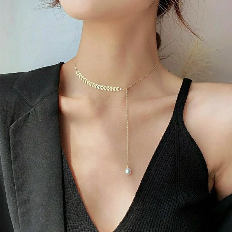 Colares de pérolas simples para mulheres, pendão longo, design puxado, correntes de clavícula, joia da moda, cor dourada