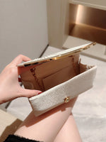 Clutch Elegante Plissada com Detalhe Metálico